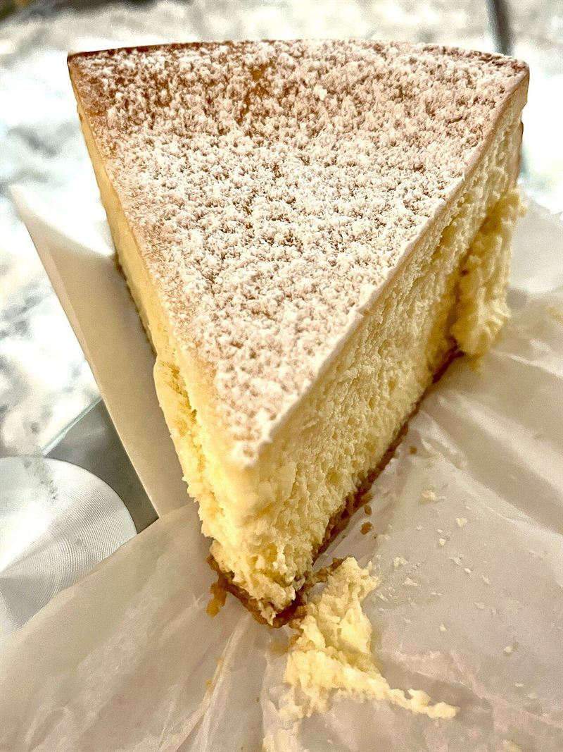 皿に盛りつけられたチーズケーキ